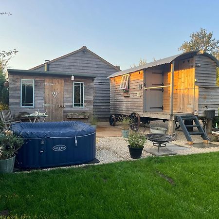 Chittoe The Hen House Shepherds Hut With Hot Tub מראה חיצוני תמונה
