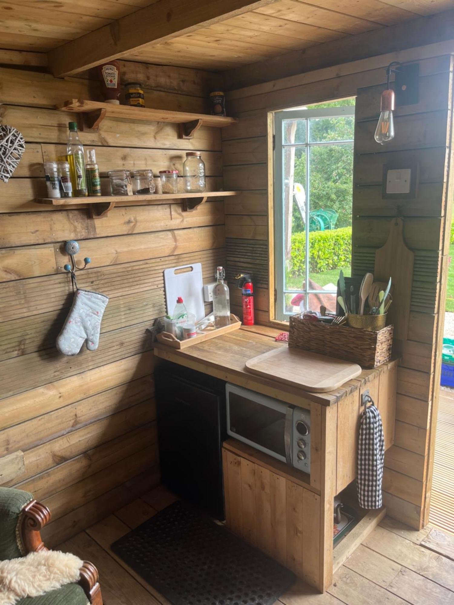 Chittoe The Hen House Shepherds Hut With Hot Tub מראה חיצוני תמונה