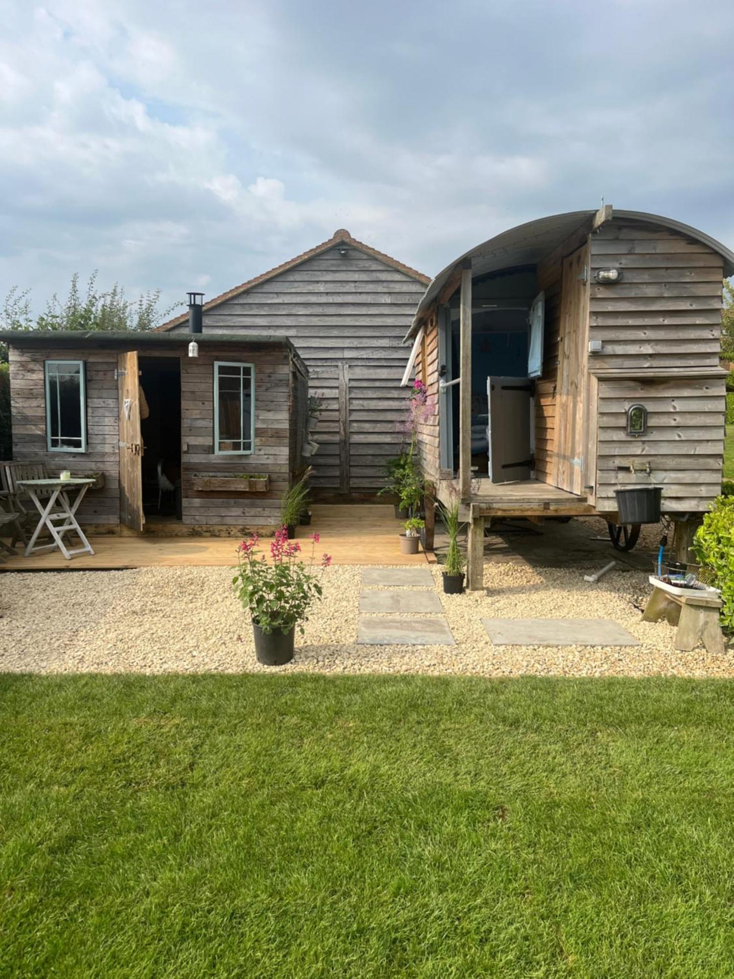 Chittoe The Hen House Shepherds Hut With Hot Tub מראה חיצוני תמונה