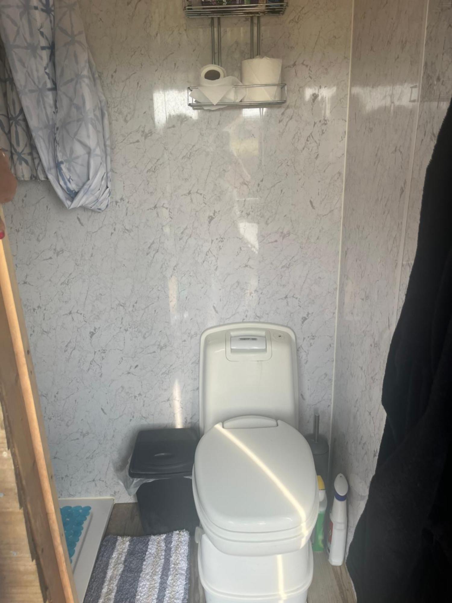 Chittoe The Hen House Shepherds Hut With Hot Tub מראה חיצוני תמונה