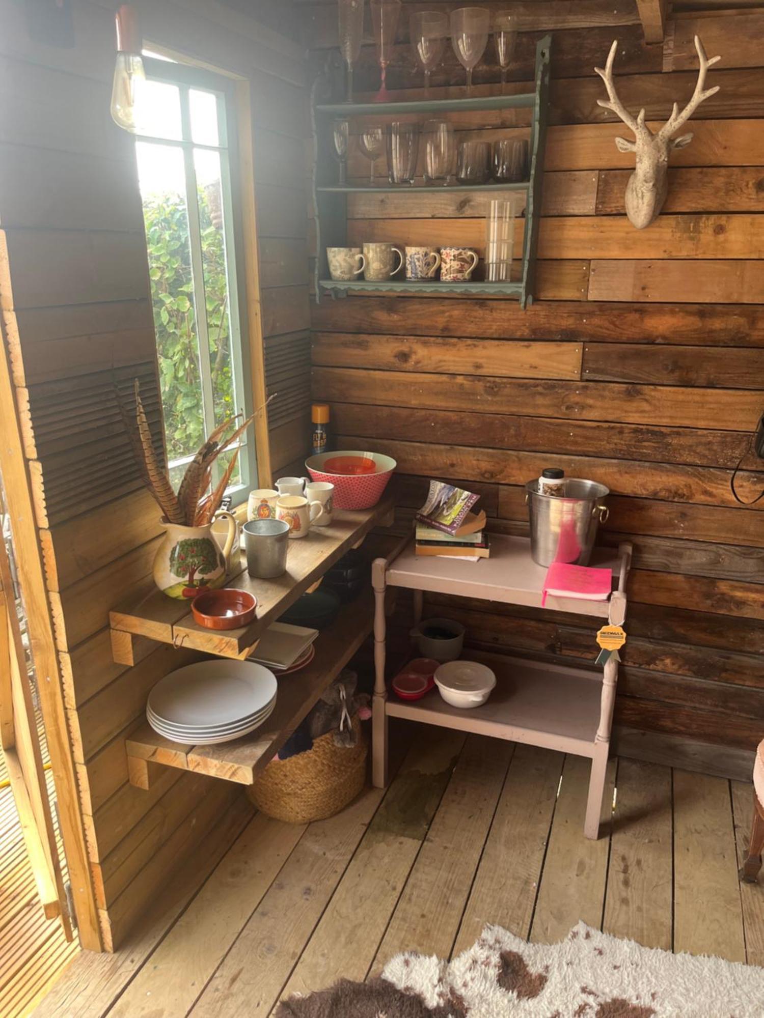 Chittoe The Hen House Shepherds Hut With Hot Tub מראה חיצוני תמונה
