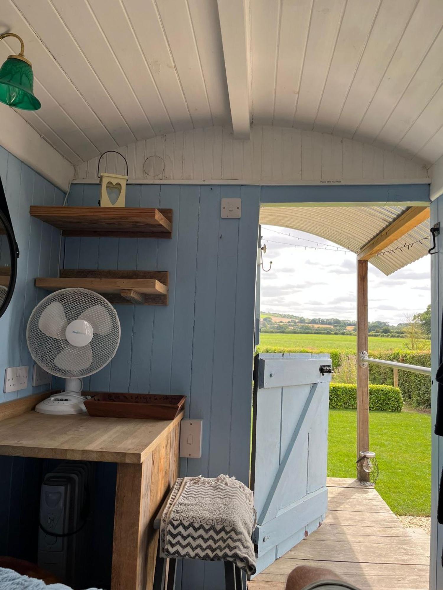 Chittoe The Hen House Shepherds Hut With Hot Tub מראה חיצוני תמונה