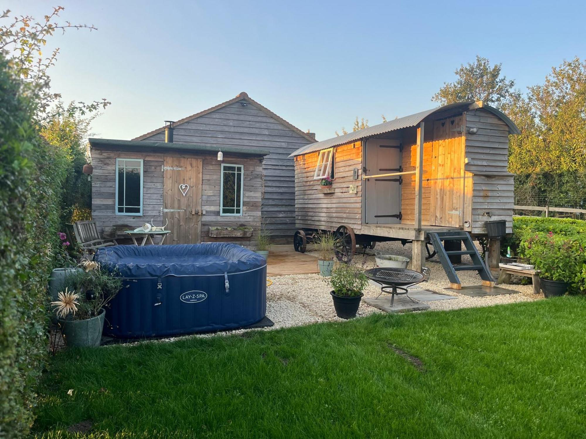 Chittoe The Hen House Shepherds Hut With Hot Tub מראה חיצוני תמונה
